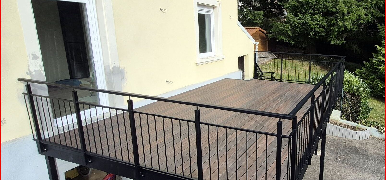 La terrasse sur pilotis en acier galvanis&eacute; S&eacute;lestat