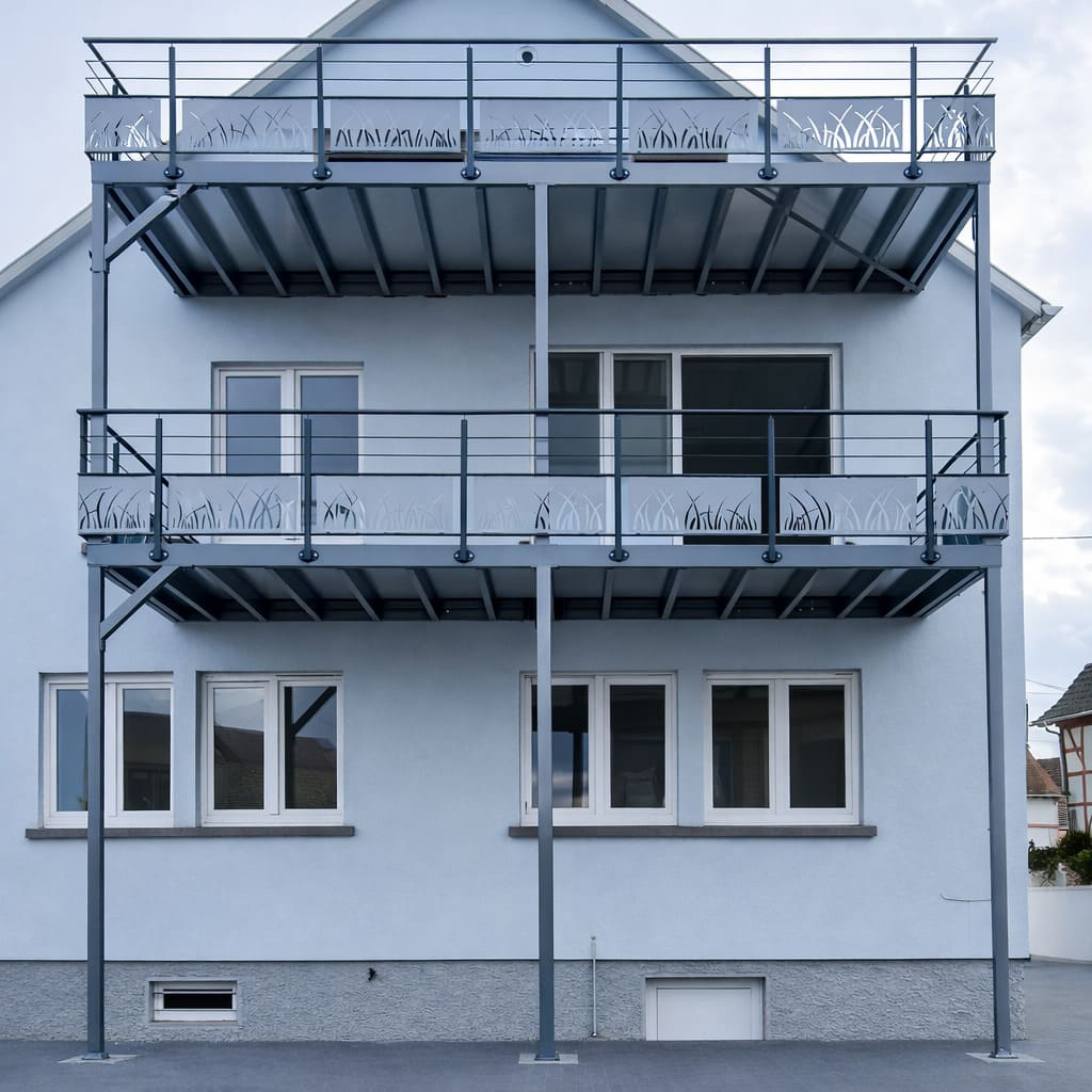 Focus sur une double terrasse m&eacute;tallique sur pilotis &agrave; Hilsenheim Horbourg-Wihr