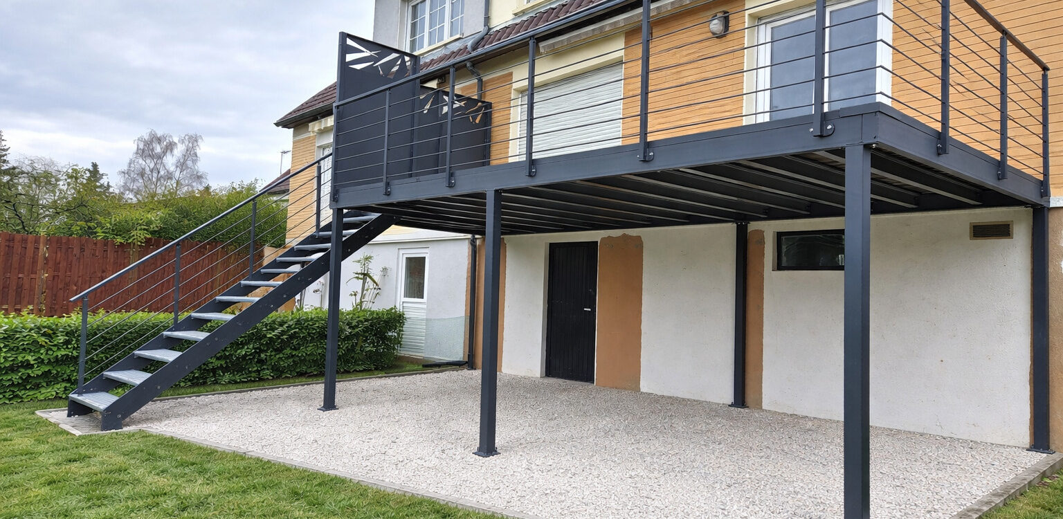 TERRASSE M&Eacute;TALLIQUE AVEC CLAUSTRA ALUMINIUM DANS LE 57 Ribeauville