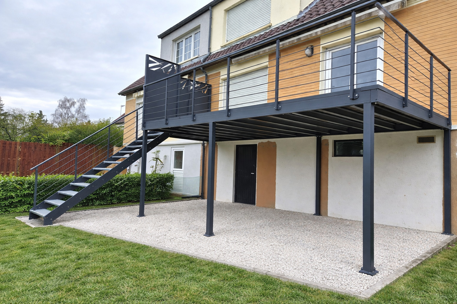TERRASSE M&Eacute;TALLIQUE AVEC CLAUSTRA ALUMINIUM DANS LE 57 Ribeauville